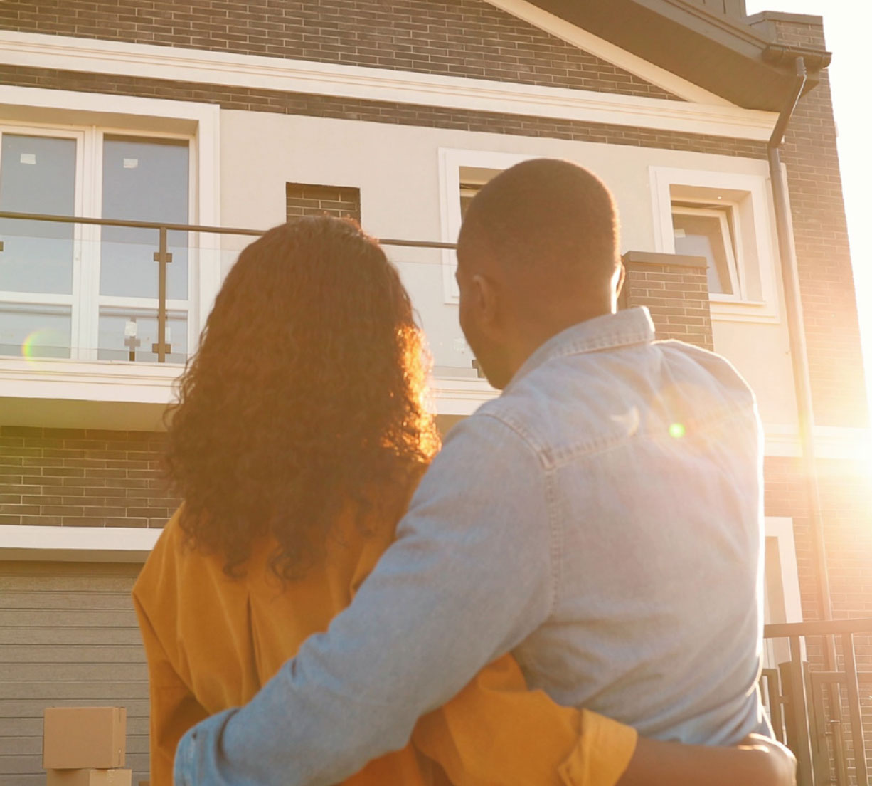 couple-looking-at-house-2